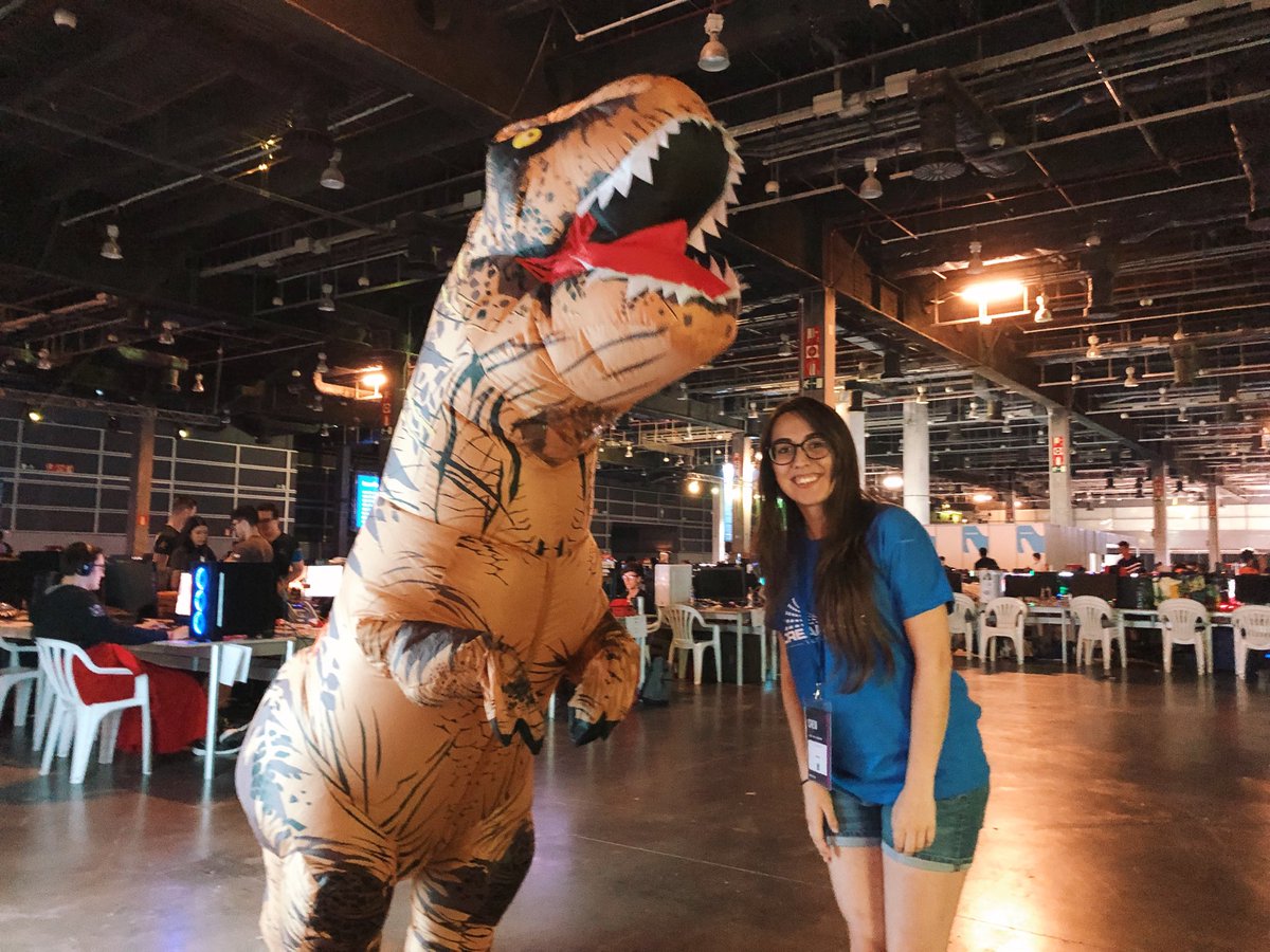 esthertg's tweet photo. Lo que una se encuentra en la dreamhack ( jajaja) ☺️☺️☺️☺️ ( No quiero que se acabe) #DreamHackValencia2018 #Dhvlc18 #DHVLC18 #DreamHackValencia https://t.co/6omeep4VpM