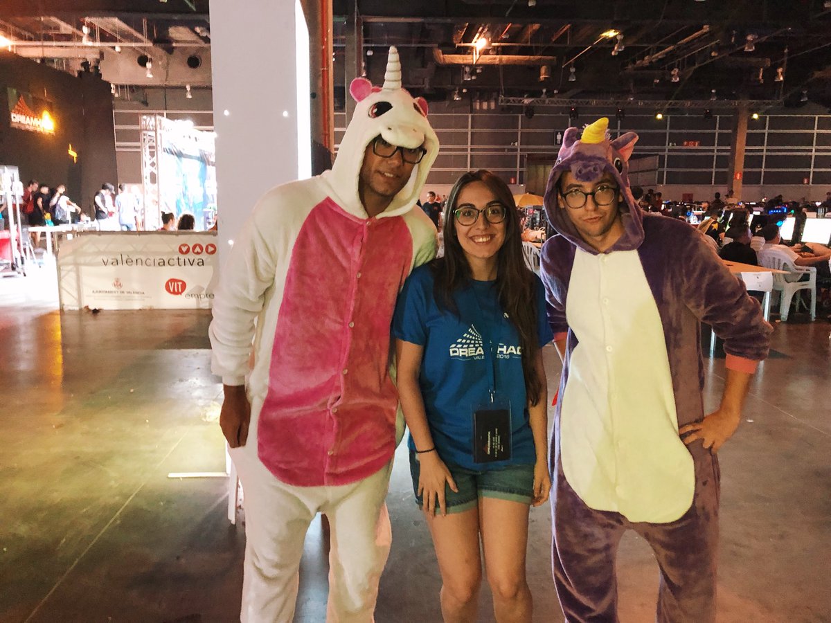 esthertg's tweet photo. Lo que una se encuentra en la dreamhack ( jajaja) ☺️☺️☺️☺️ ( No quiero que se acabe) #DreamHackValencia2018 #Dhvlc18 #DHVLC18 #DreamHackValencia https://t.co/6omeep4VpM