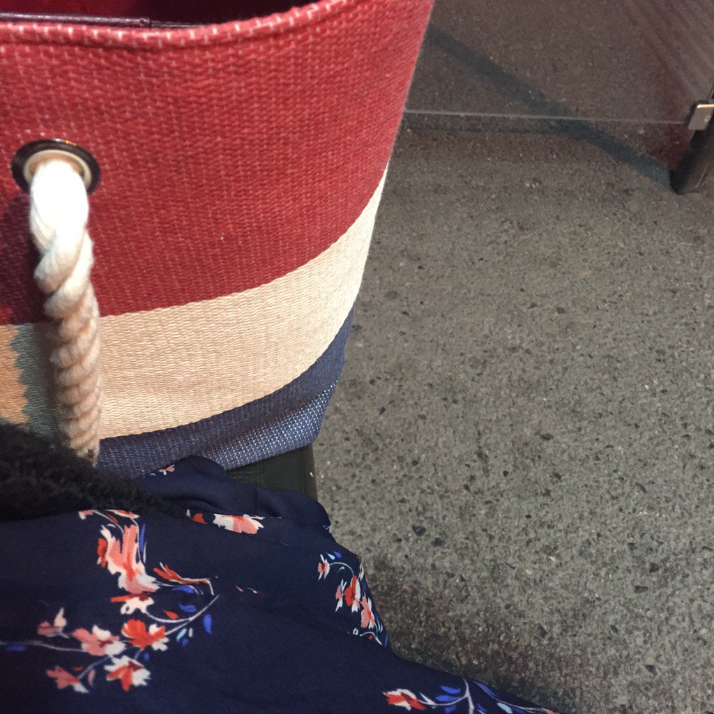 jaydreaming's tweet photo. Feels like I picked the right tote today (and not just because it goes with the skirt). #auxarmescitoyens https://t.co/9rNlk7Vq6i