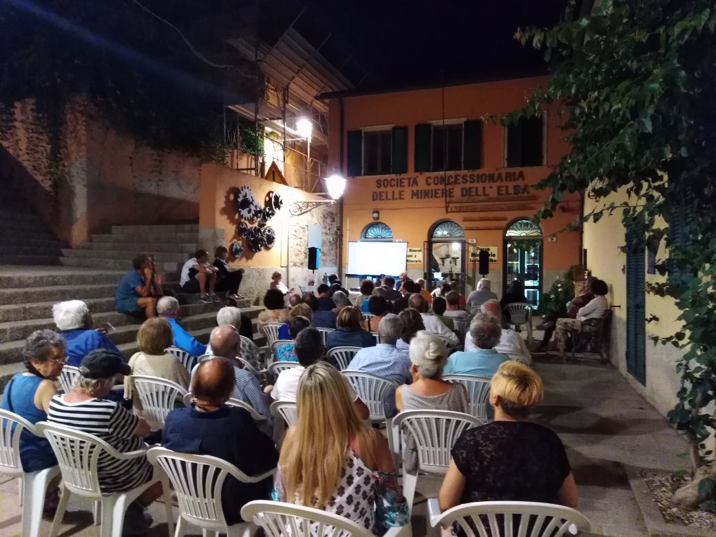 parcominelba's tweet photo. Diretta dalla conferenza sulla villa romana di Capo Castello di Cavo a #riomarina davanti al museo di minerali, relatore prof. Gianfranco Vanagolli
#isoladelba #ComunediRio #elbadascoprire #tuscany https://t.co/4LN8pVPHIw