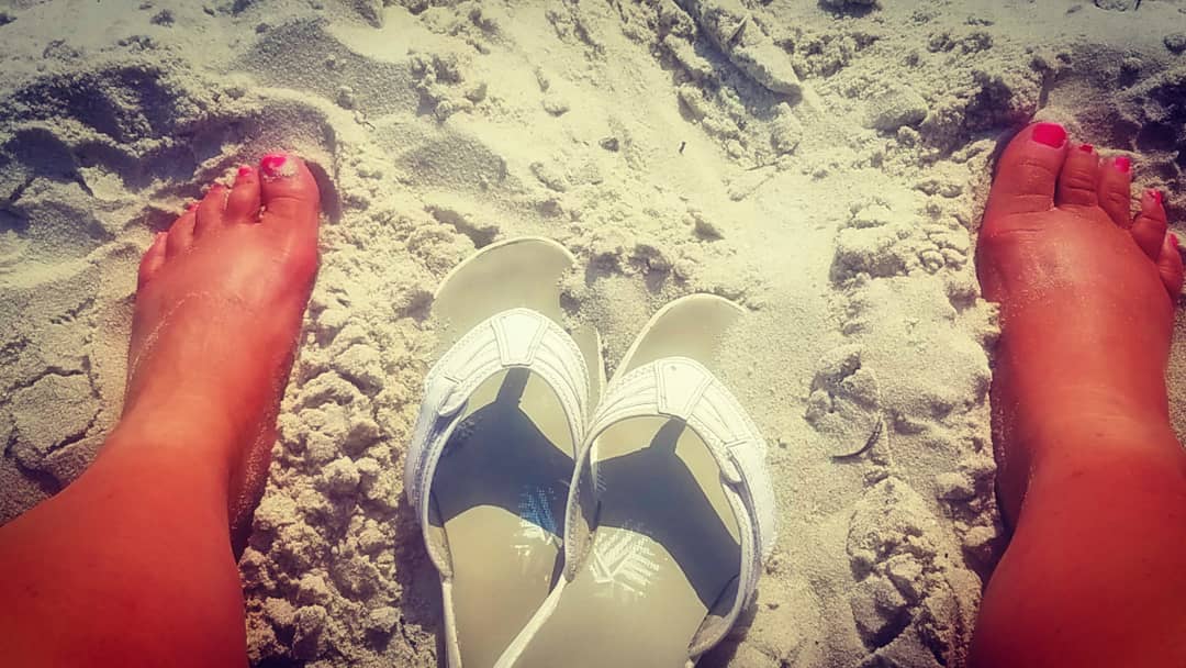 DebsNYGiants69's tweet photo. #Smithspoint I think I got #angels flying around #beach #snapchat #sunshine #toesinthesand ☀️😇😎💖 https://t.co/T5SSUSjrGq