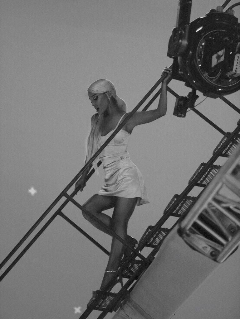 arianaggiando's tweet photo. #Godisawoman #Arianators #ArianaGrande #GIAWStreamingParty #Godisawoman #GodIsAWomanIsOUTNOW https://t.co/e3MgySoHSK