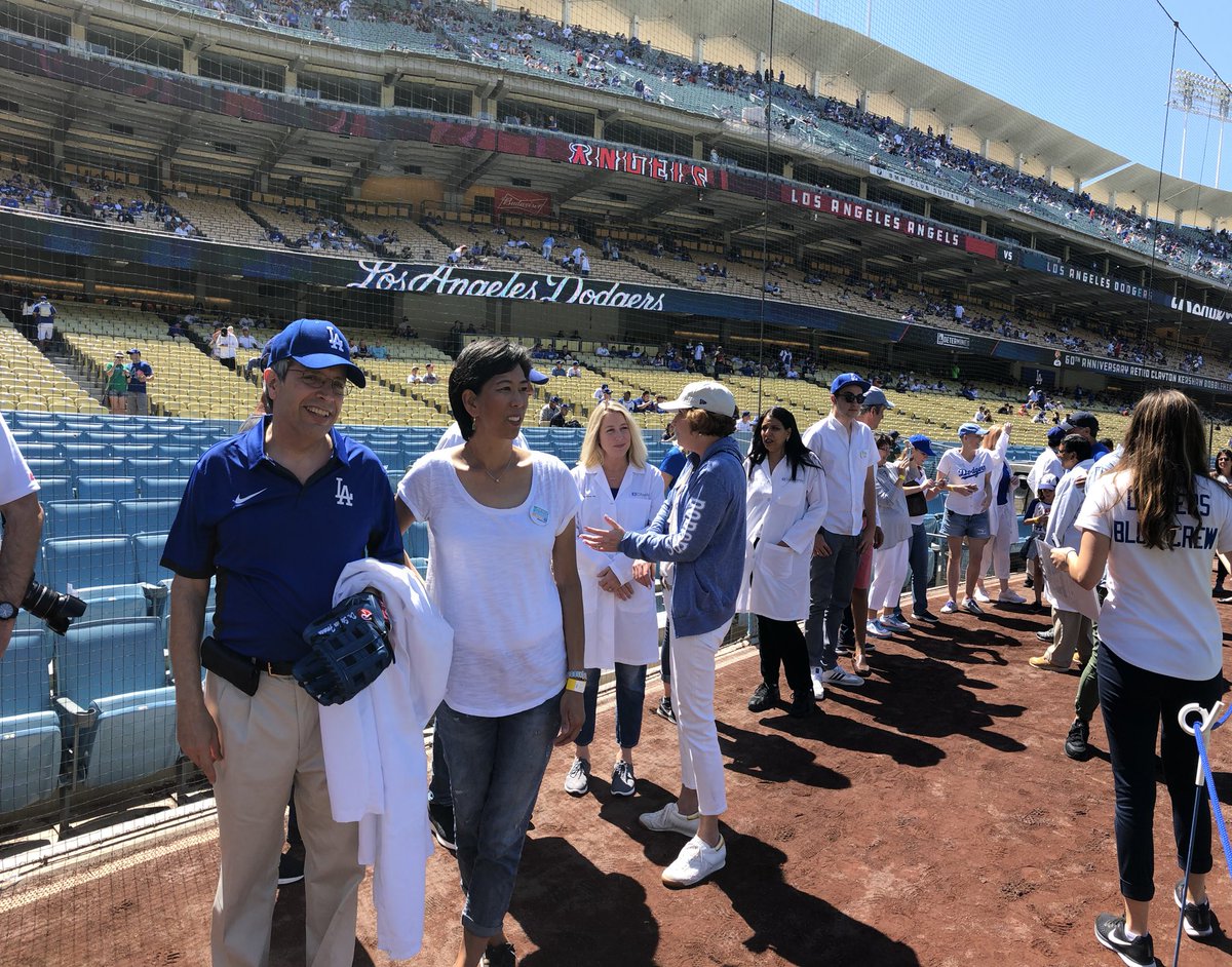 zenReport's tweet photo. Check @cityofhope out on the field. Lab coats on despite the heat. That’s dedication! 👍❤️ #ThinkCureWeekend https://t.co/CZnI378WUm