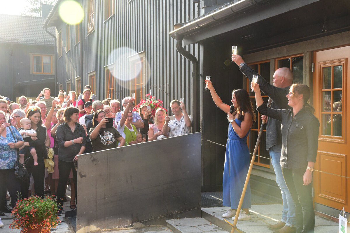 fotomicke's tweet photo. Grand Opening in Arctic River Lodge #tärendö #arcticriverlodge #charlottekalla #explorethenorth #vandringsstav #invigning #fotograf #fotomicke https://t.co/OmggCFi2yd