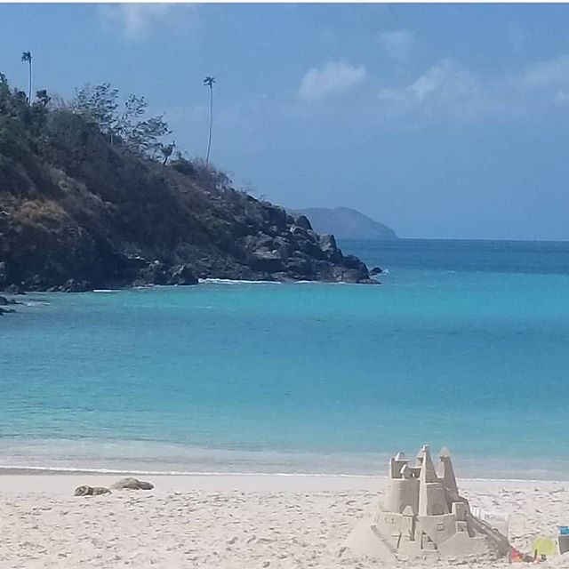 Busy day at Trunk Bay! 🏝💙🏖 #boatdayvi🚤 #awayfromeverday☀️
.
.
.
.
.
#familyvacation #familyfun #familytraveltribe #familytravel #familywanderlust #goadventure #havekidswilltravel #jetsetter #lifeofadventure #jetsetfamily #showthemtheworld #travelingfamily #travelingwithk…