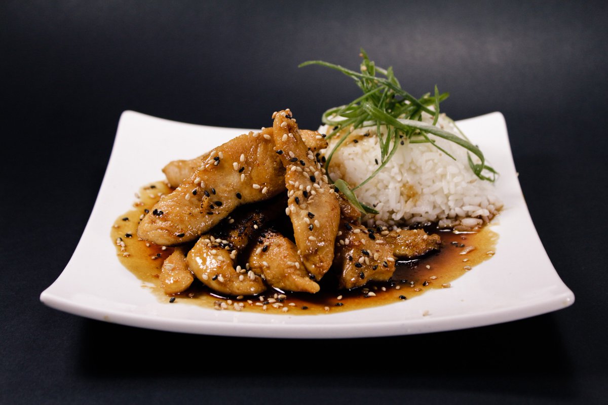 japonya's tweet photo. Saliendo un pollo teriyaki para la mesa 4 https://t.co/btmn1D0zyH