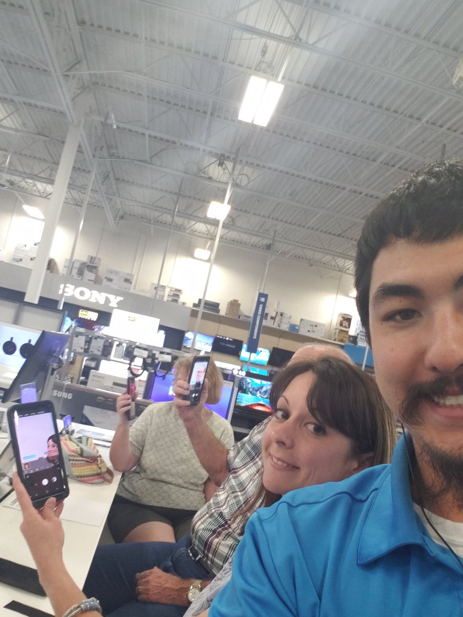 cahan_david's tweet photo. New happy #SamsungGalaxy customers, loving their #aremoji!!! @soung_sul @jennycolorado @SamsungMobileUS @Tarareeve1984 https://t.co/U2FeUVMQww