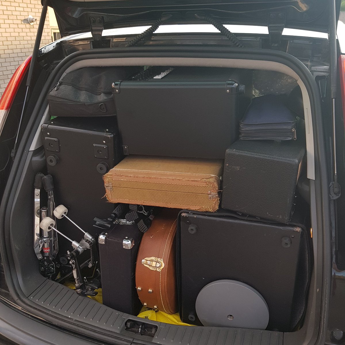 _chris_bagnall_'s tweet photo. Car packed. #london #wearecoming @blackbearkiss #ontour #camden @DublinCastle #drummer #drummerdriver #designateddriver #dontdrinkanddrive https://t.co/tEVxe7Y2MG