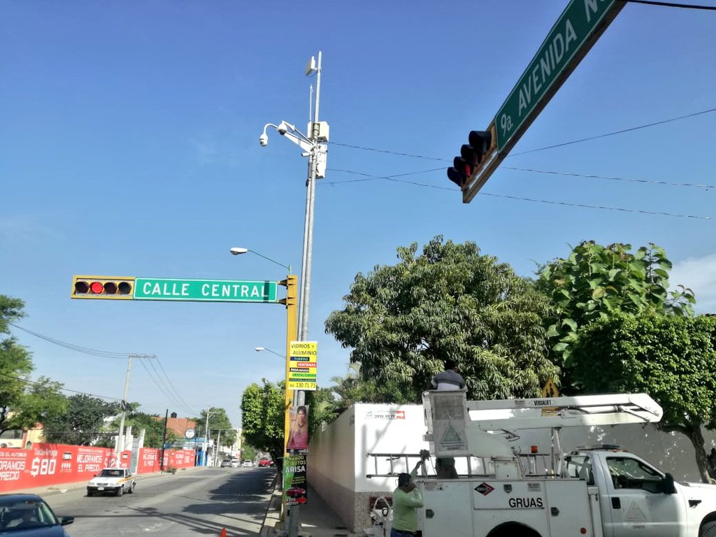 molanomx's tweet photo. Todo el Ayuntamiento de @TuxtlaCapital colabora para que las cámaras de #CAVIP reciban su mantenimiento correctivo y preventivo. 

Aquí tocó a @TuxtlaPCivil ayudarnos con su canastilla mecánica.

#JuntosPonemosOrden
#TuxtlaGutiérrezalCien https://t.co/BUu607mn4c