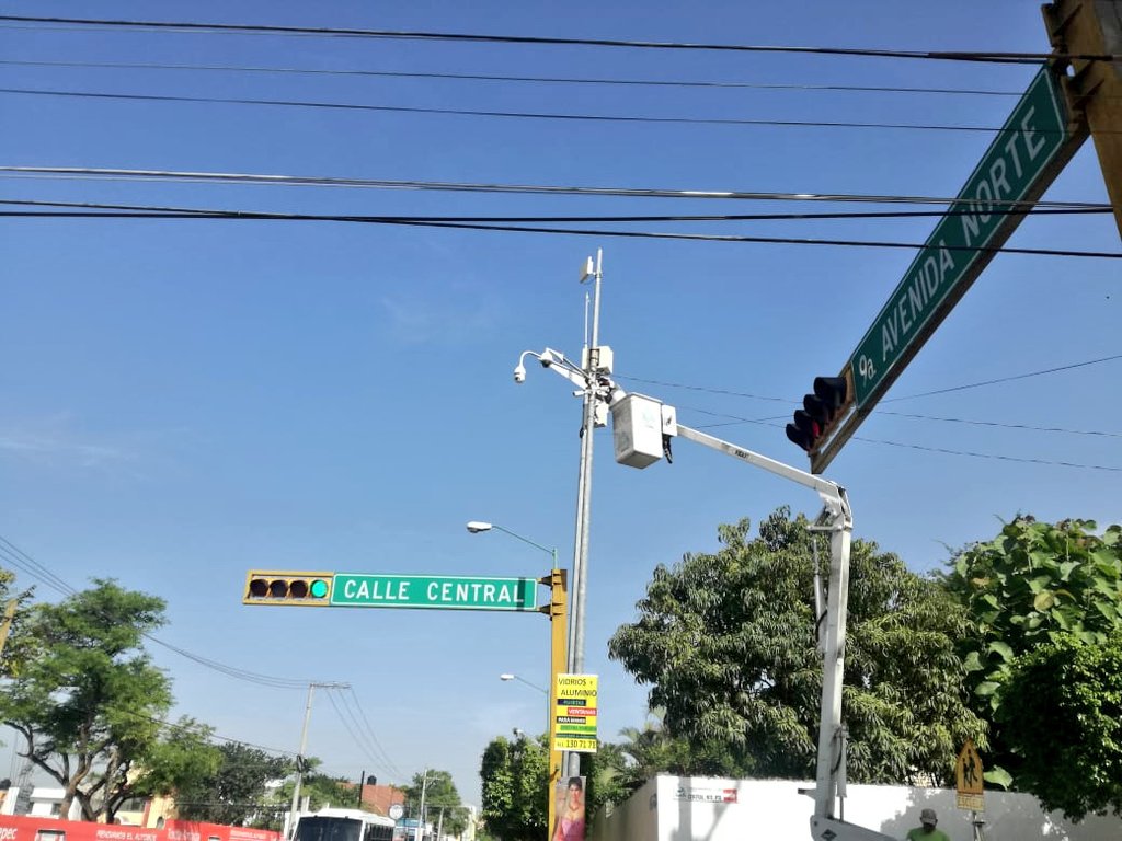 molanomx's tweet photo. Todo el Ayuntamiento de @TuxtlaCapital colabora para que las cámaras de #CAVIP reciban su mantenimiento correctivo y preventivo. 

Aquí tocó a @TuxtlaPCivil ayudarnos con su canastilla mecánica.

#JuntosPonemosOrden
#TuxtlaGutiérrezalCien https://t.co/BUu607mn4c