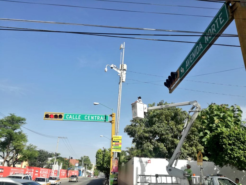 molanomx's tweet photo. Todo el Ayuntamiento de @TuxtlaCapital colabora para que las cámaras de #CAVIP reciban su mantenimiento correctivo y preventivo. 

Aquí tocó a @TuxtlaPCivil ayudarnos con su canastilla mecánica.

#JuntosPonemosOrden
#TuxtlaGutiérrezalCien https://t.co/BUu607mn4c