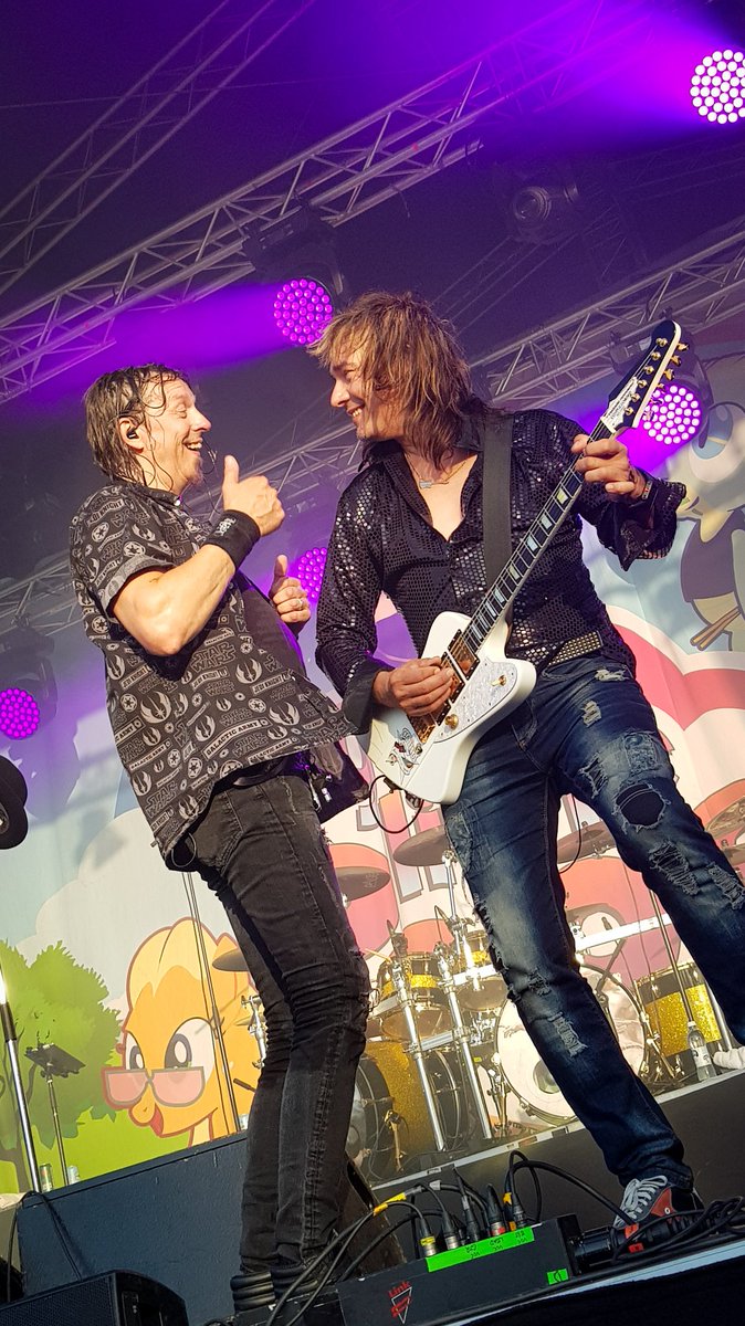 Costi: "Diggaakohan noi meistä?" Lacu: "Kyl ne diggaa." Ja mehän digattiin. Kiitos #Popeda jälleen energisestä ja hauskasta keikasta! <a href="/CostiPopeda/">Costi Hautamäki</a> #rovaniemi #iskelmäkesä #ounaspaviljonki #hyvänmielenlähettiläät #kannattitulla