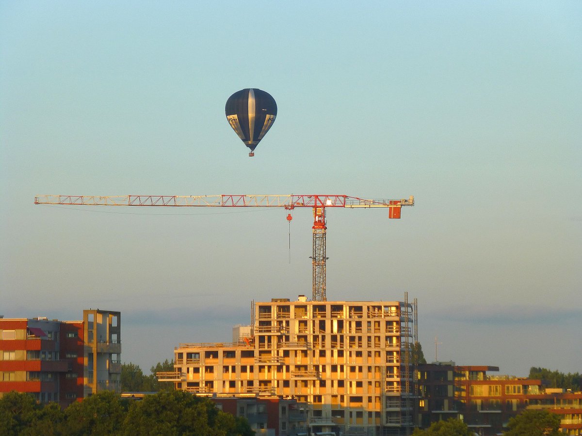 WustMarcel's tweet photo. Uniek, een #luchtballon boven  #Amstelveen nabij het in aanbouw zijnde City Garden op 5 juli j.l. https://t.co/tRWXbF5gmn