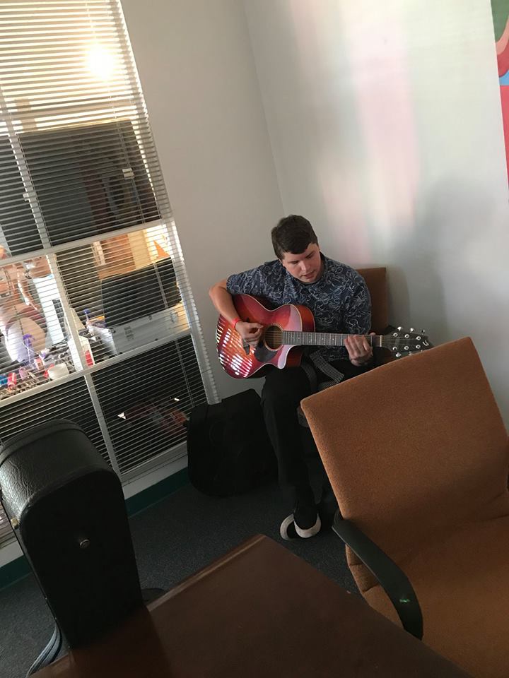 ArtServeInc's tweet photo. Chris Kay in the HOUSE! Getting ready for his set at 7:10pm! #ArtServe #GetServed #RedEyeBeyond https://t.co/z1sNcceTIX