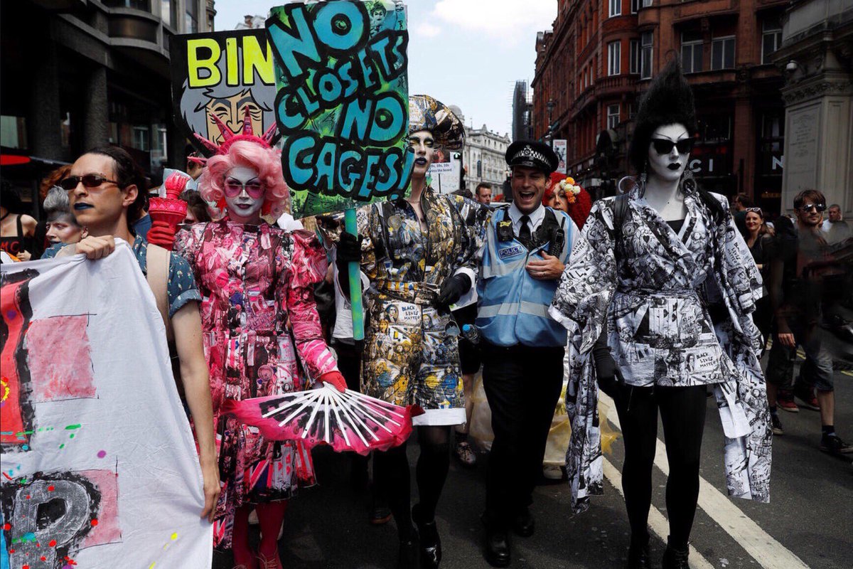 SnowbirdNina's tweet photo. @Kokomothegreat The #UK has been brilliant this weekend!
Thank you #LondonProtesters 💙
#NoCages #HumanRights
#ReUniteTheFamiliesNow https://t.co/GaN66Aw6QM