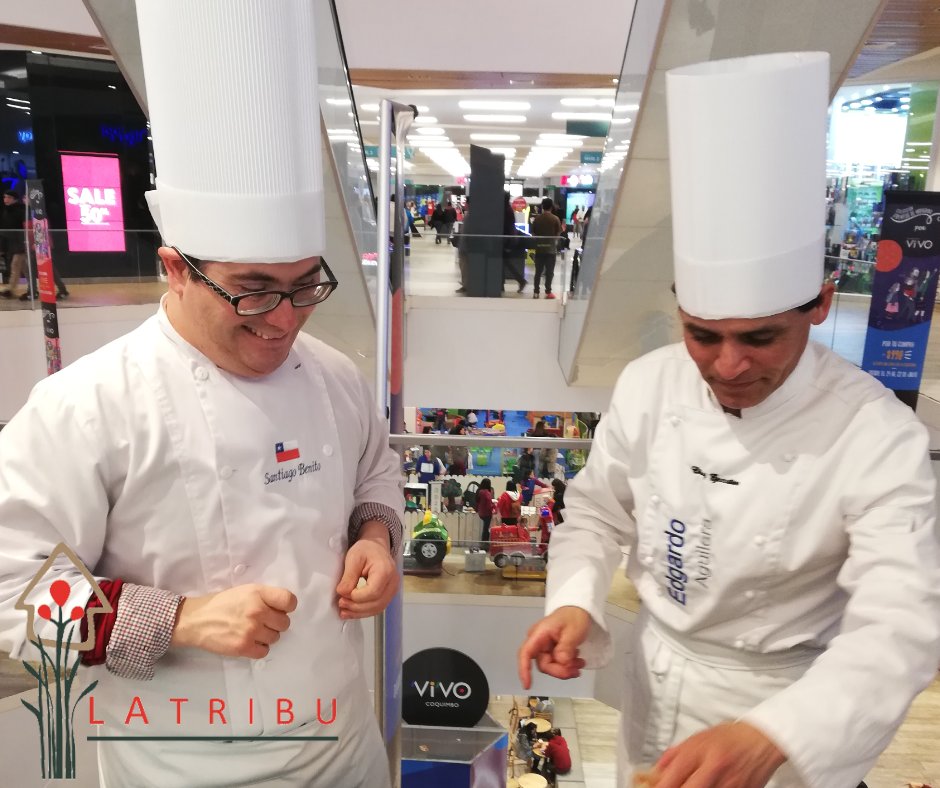 Santiago Benito, junto a @chef_edgardo realizando un taller de #CocinaSaludable en Mall #VivoCoquimbo
#MeEncantaLaTribu 😍 
#SaboresYAromasDeLaTribu
#ChefEdgardoAguilera
#ChefRegional