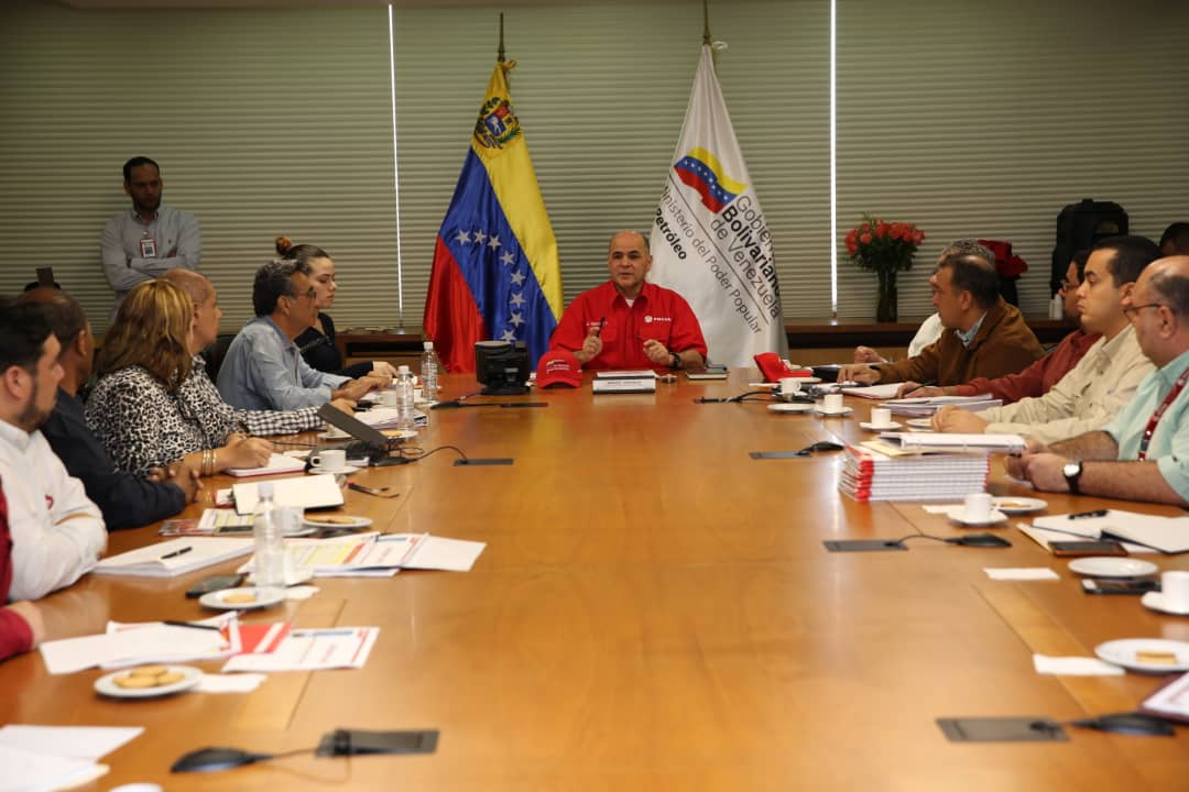 PDVSA_RORIENTE's tweet photo. Cumpliendo instrucciones del Pdte @NicolasMaduro, el Min. @MQuevedoF, se reunió con autoridades del @MinPetroleoVE, Directores Ejecutivos y Jefes de División de @PDVSA analizando las cifras de producción del 1er semestre del año 2018 y compromisos #OPEP 
#RecreaciónPorLaPaz https://t.co/5xnA7Vhpwh