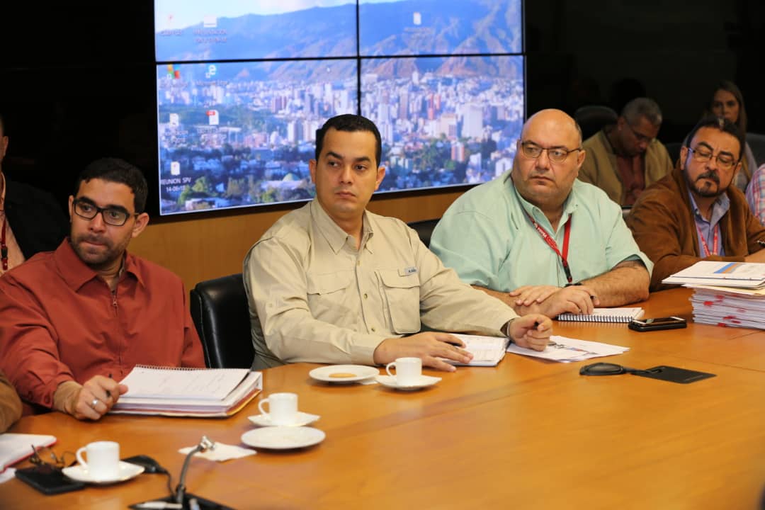 PDVSA_RORIENTE's tweet photo. Cumpliendo instrucciones del Pdte @NicolasMaduro, el Min. @MQuevedoF, se reunió con autoridades del @MinPetroleoVE, Directores Ejecutivos y Jefes de División de @PDVSA analizando las cifras de producción del 1er semestre del año 2018 y compromisos #OPEP 
#RecreaciónPorLaPaz https://t.co/5xnA7Vhpwh