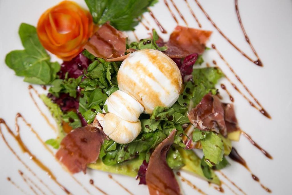 ¡Te consentimos con lo mejor! #EnsaladaBurrata #LasMercedes #FocacciaRistorante