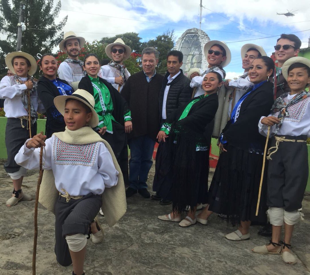 ElFlacoMaldonad's tweet photo. El presidente Santos compartió con mis paisanos en toca Boyacá https://t.co/BiCrNyLR40