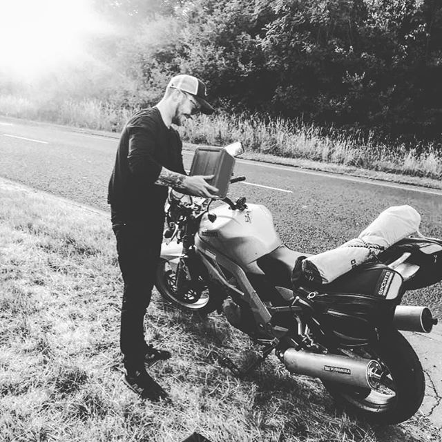 bradshaw_ben's tweet photo. Cousin saved me! Family win.

#sv #sv1000 #motorbike #stranded https://t.co/JQgeKcfM8n https://t.co/I53qUarlS6