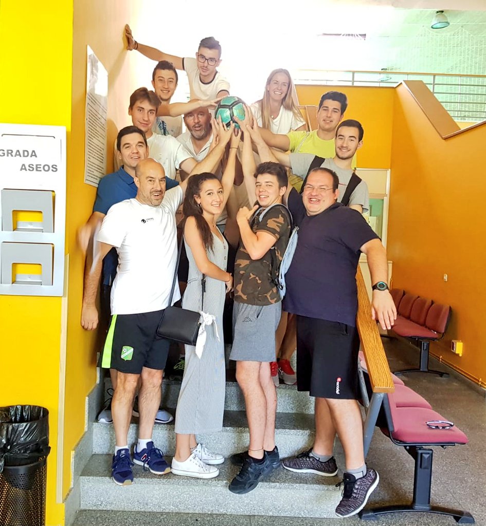 Finaliza el curso de monitor de fútbol base de la mano de <a href="/AnaBelenSanz8/">Ana Belen Sanz</a>, con la ayuda de la <a href="/RFFM_oficial/">RFFM</a> y el <a href="/aytodealgete/">Ayuntamiento de Algete</a>. Primer curso organizado por la EMF Atlético Algete. Buen trabajo chic@s!!! Nos vemos en los terrenos de juego.
#JuntosSomosMasFuertes
#emfatleticoalgete