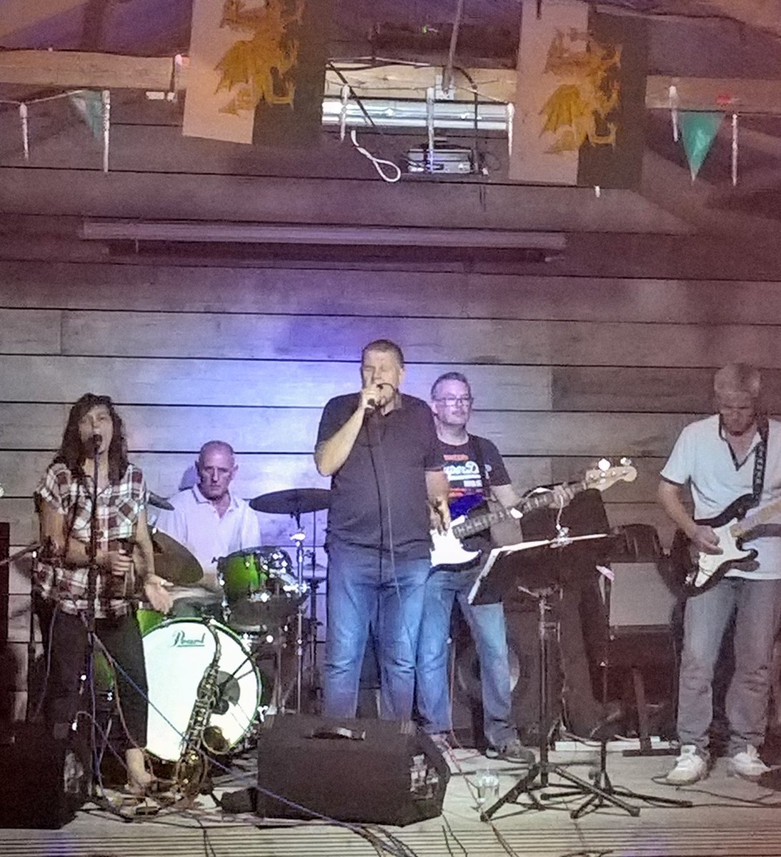 sharonjones5961's tweet photo. @IorwerthArms @gwendoline1961 Noson dda yn Yr Iorwerth #bryngwran #YCyffro Band arbennig iawn https://t.co/PQEz5cdzjE