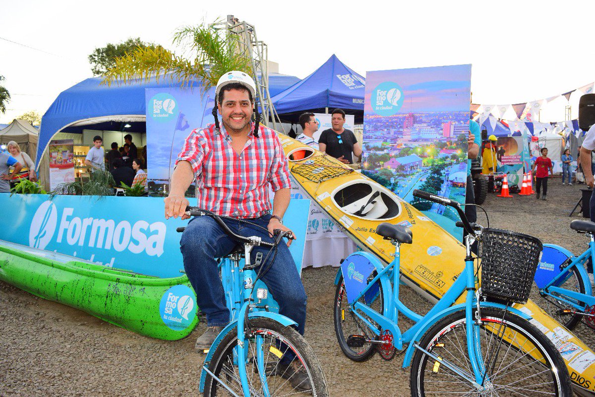 ramirofpatri's tweet photo. En el #DÍA2 de la Fiesta Nacional del Pomelo estuvimos recorriendo y visitando al Municipio de #Clorinda, los stands de distintos emprendedores y nos encontramos con representantes de la #Camefor. 🍈🍋
#Formosa #FormosaHermosa #Lagunablanca #FiestadelPomelo https://t.co/e1hQp4YhBk