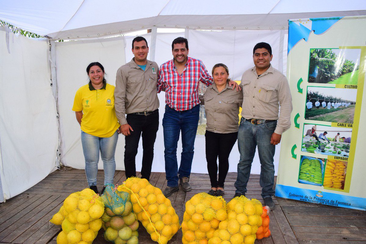ramirofpatri's tweet photo. En el #DÍA2 de la Fiesta Nacional del Pomelo estuvimos recorriendo y visitando al Municipio de #Clorinda, los stands de distintos emprendedores y nos encontramos con representantes de la #Camefor. 🍈🍋
#Formosa #FormosaHermosa #Lagunablanca #FiestadelPomelo https://t.co/e1hQp4YhBk