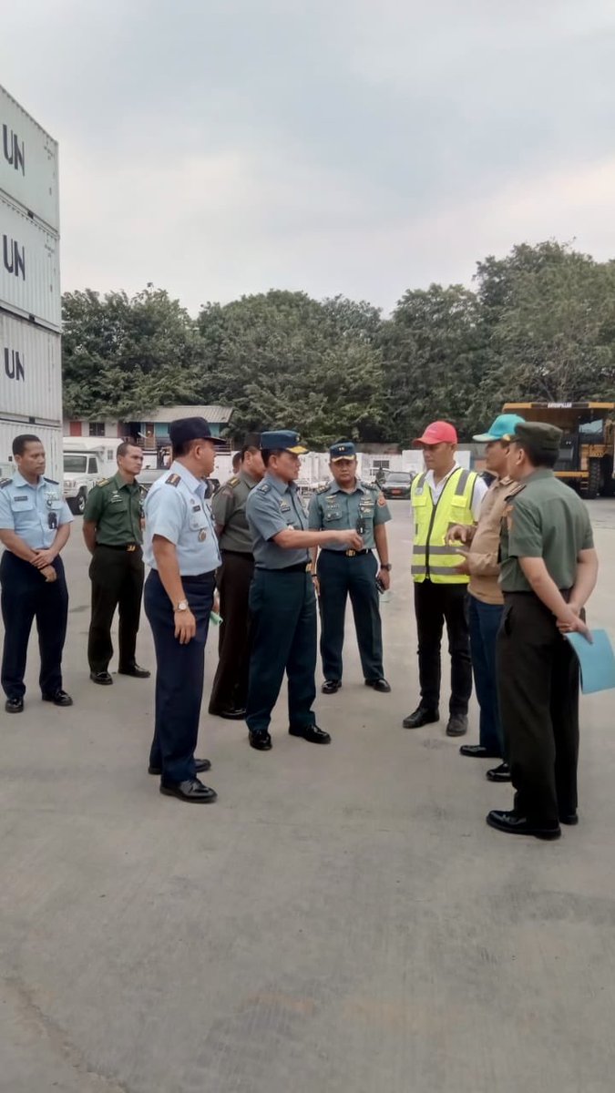 Global_Trans's tweet photo. Kami (GLOBAL TRANS GROUP) bangga menjadi bagian dari ‘Satgas RDB Monusco’ dalam hal pengiriman kelengkapan TNI selama bertugas di Congo. @Puspen_TNI https://t.co/UX9rwnhtH9