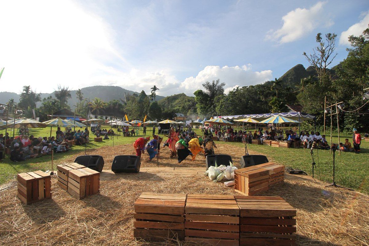 Oh iya. Hari ini adalah hari terakhir untuk Pasa Harau 2018, bagi kamu yang berada di sekitar Harau silakan langsung datang ke venue-nya, ya. :)) #Pasaharau2018