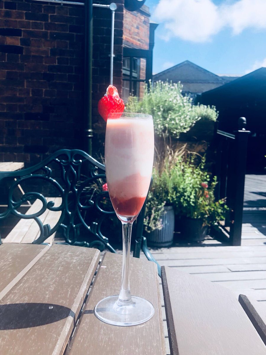 pubroyalwindsor's tweet photo. It’s final day today &amp; we will be showing both the #wimbledon2018 Men’s Final &amp; #worldcup2018 Final on our indoor &amp; outdoor screens! 

Head on over for delicious lunch and dinner options, as well as amazing cocktails.....that include our #cocktailoftheweek ‘Strawberries &amp; Cream’. https://t.co/T7C9xtyJNu
