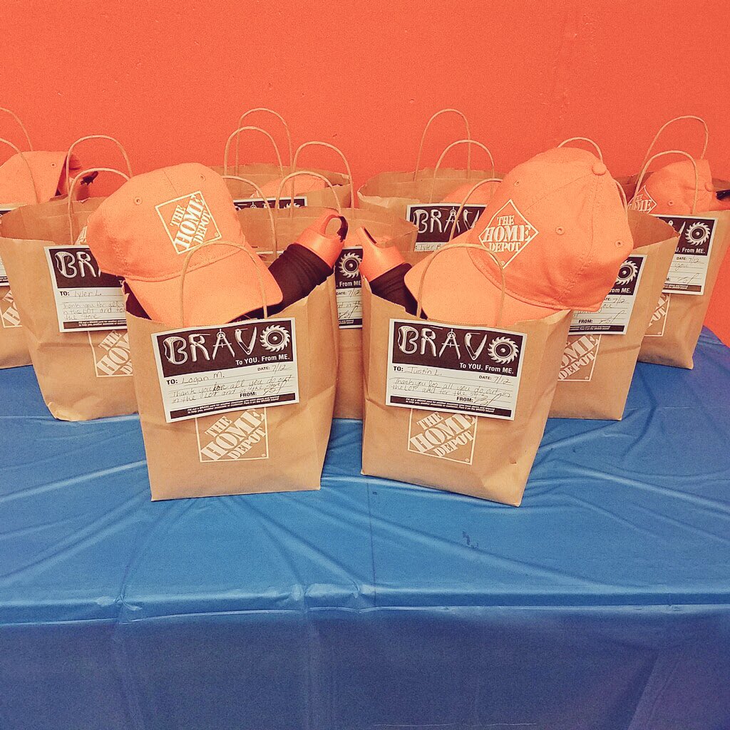 kailaharglerode's tweet photo. Appreciating our lot 🛒 associates for all they do! We couldn’t do it without you! 👏🏼 #SteelCitySqaud #GreenMachine4126 https://t.co/YpMxBjNh8V