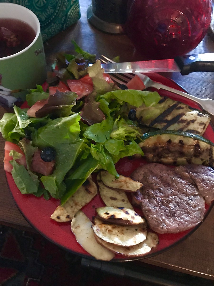 Elley_Ray's tweet photo. Ahhh BBQ tenderloin, grilled veggies and blueberry salad #yummy #timeforNetflix https://t.co/H5l6qHC0dm