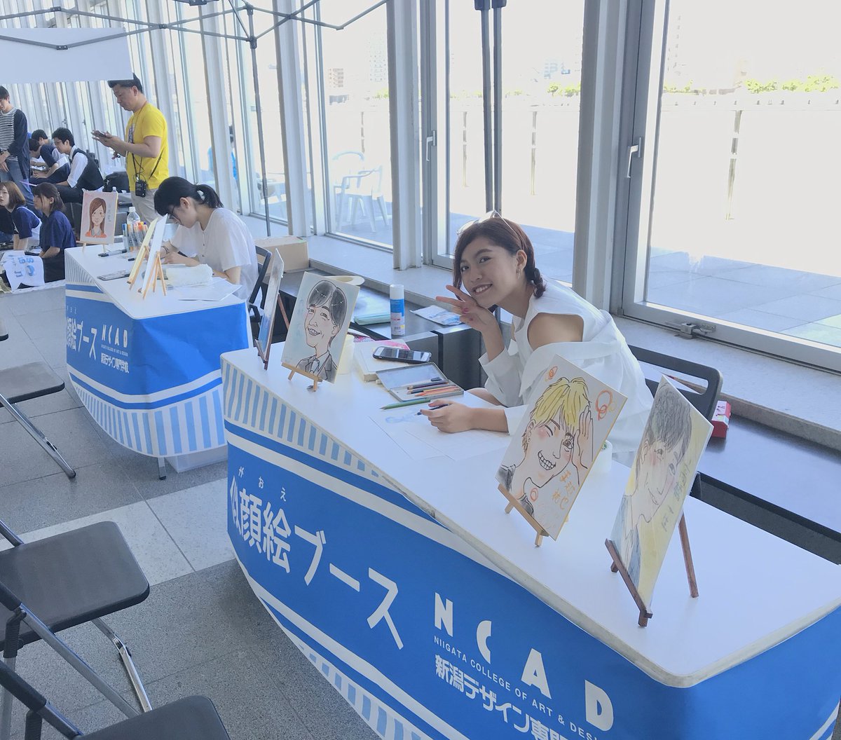 ncads06's tweet photo. 学生による似顔絵ブース、本日も開店中‼️

作画中でも大丈夫ですので、まずは気軽にお声がけくださいね✨

#NSG夏フェス #クリエイターズマーケット #似顔絵 #新潟デザイン専門学校 #ncad https://t.co/1N9Zv1eotl