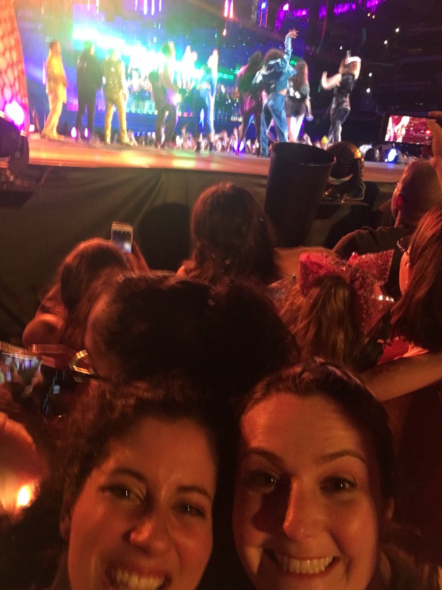 allicarbone's tweet image. So thankful I was here at the other back stage last night!! Woah!!! @taylorswift13 #taylorswiftreptour #taylorinphilly