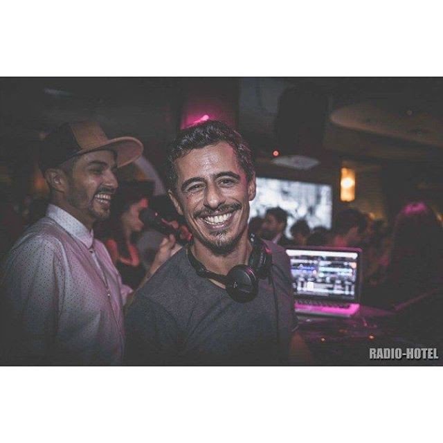 Reposting @andrehenriquespics:
Enjoying every minute of life 👊

#radiohotel #brownsugar #dj #djlife #music #smile