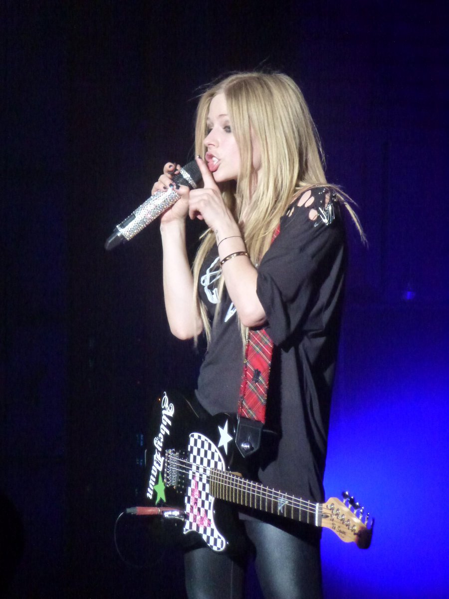 avril_alai13's tweet photo. @ReinaAvrilDawn @AvrilLavigne @AbbeyDawn @AvrilFoundation @AvrilLorg #AvrilThrowBack AVRIL IS BACK #AL6 https://t.co/BzRukLVlya