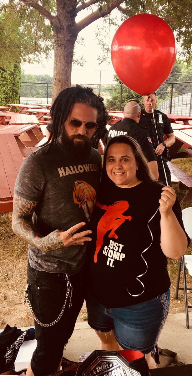 ShaMc27's tweet photo. One more of me & @TheHorrorKingVM because why not! Freaking awesome! @newwrestling1 #RedBallons https://t.co/j7hC6xP3km