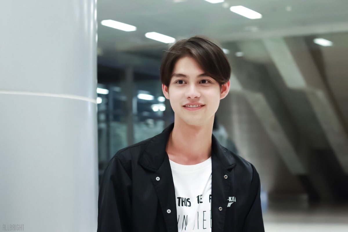 allbright_ofc's tweet photo. วันนี้เรามีนัดกับคุณไบร์ท 5 โมงเย็น ที่ Zpell ฟิวเจอร์พาร์ครังสิตนะคะ
*เตือนแล้วนะ*😂
@bbrightvc
#bbrightvc #TUSexyBoy #EFM1045 #chill89 #efmchillเปิดวาร์ปfestival https://t.co/TQNw9G9hUs