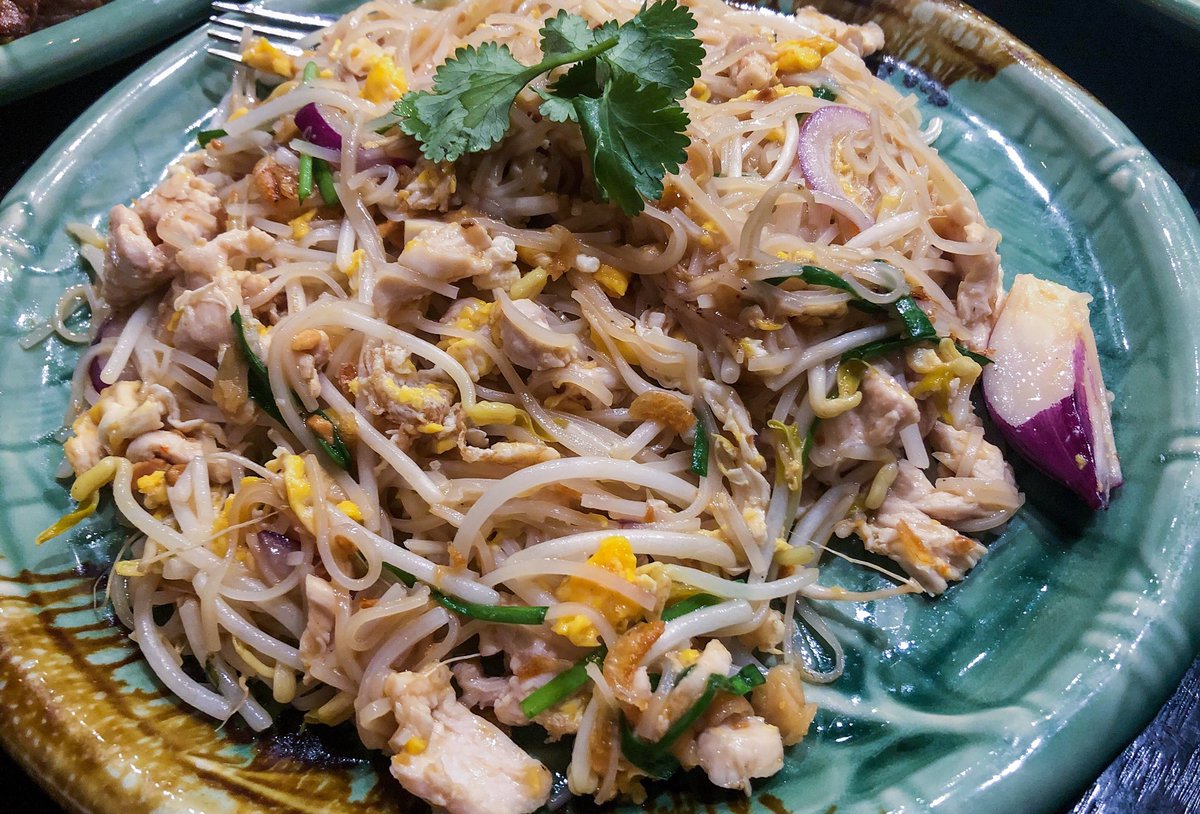 cam_bum's tweet photo. Long awaited Sabado outing with the Domingos &amp; the Mr. Still one of the tastiest Thai restaurant in the Western Area- Chicken Pad Thai &amp; Beef Pad Khee Mao @ Caroline Thai Restaurant, Caroline Springs #foodie #melbourneeats #thaifood #carolinethairestaurant https://t.co/J02oYOG8Qw
