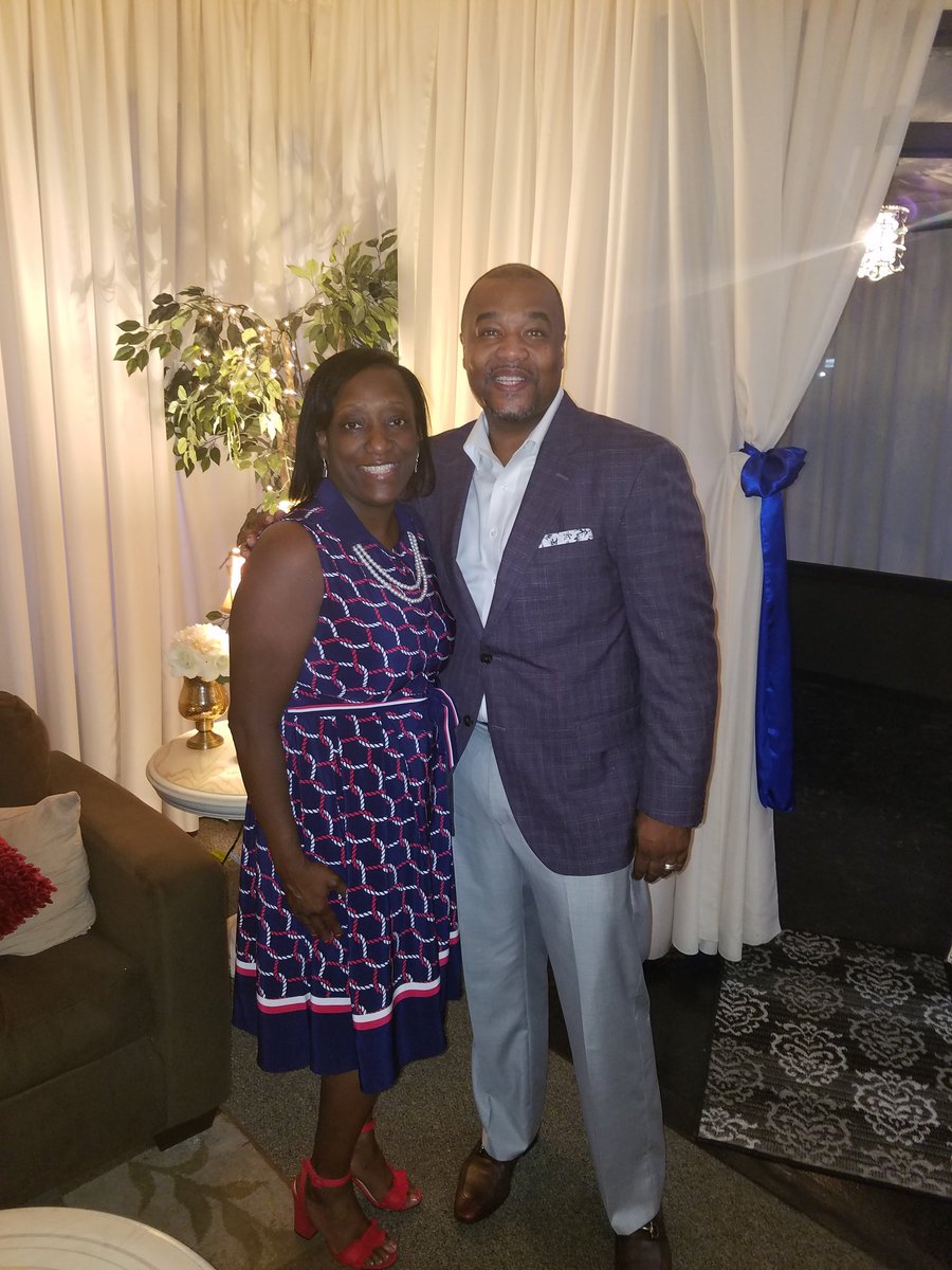 Sincere1911's tweet photo. Ran into my colleague and friend @drleoharris tonight. #OnceAFellow https://t.co/cqMhFAe59c