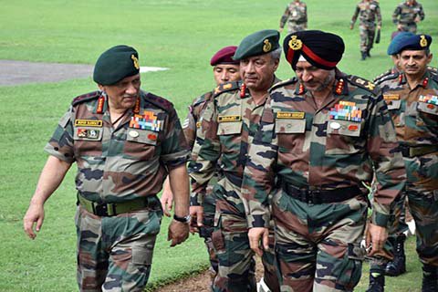 GreaterKashmir's tweet photo. Ahead of #Pakpoll, #GenRawat reviews security along LoC
https://t.co/eUm9FDB2i3 https://t.co/tdIsAPPXpk