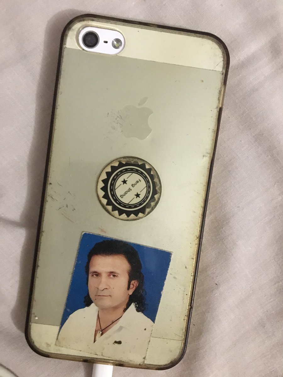 lternn's tweet photo. j’ai trouvé ce portable à Tours au niveau de verdun, je sais que j’ai absolument pas d’audience sur twitter donc peu de chance que la personne le retrouve ici mais qui ne tente rien à rien https://t.co/boybUKrX28