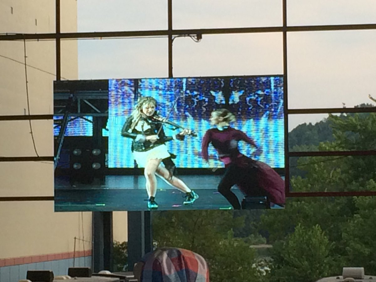 lunarainbow's tweet image. I went to the #evanescence &amp;amp; #lindseystirling concert tonight!  It was so amazing!  The opening act was #cellogram &amp;amp; they are insanely talented.  Lindsey put on an amazing show!  Evanescence was truly enchanting.  The best parts were when they were onstage together ❤️