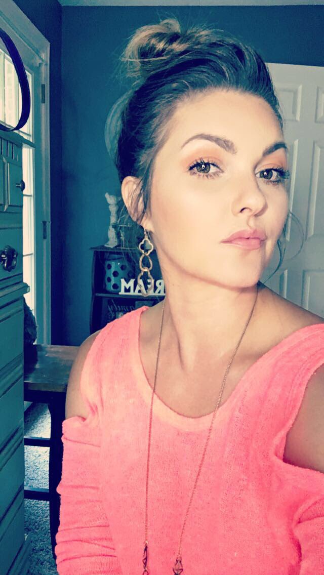 BlissBeautybyE's tweet image. My #finallook from today’s live tutorial on #Facebook . #howyouniquewillyoube #beauty #younique #makeup #cosmetics #messybun  #epic #lashes I used  #witty on my eyes AND as a blush! who woulda thought it?! 💄💋💖