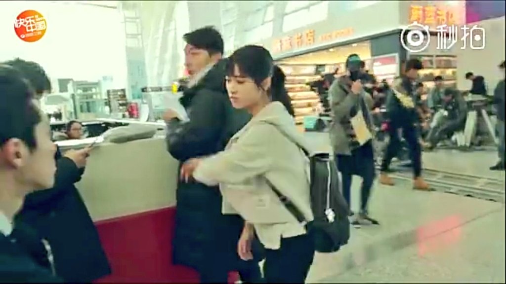 (10) so far this is my fav. part in the bts vid.  Yy was about to slap Dd here and she goes back quickly but Dd ask her to push the luggage wheel while he is sitting there and they switch places Just look at the 3rd pic where all the attention of the staff's are on them 