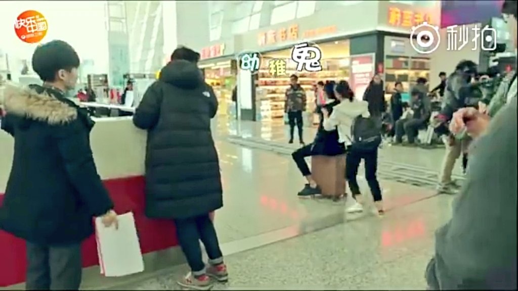 (10) so far this is my fav. part in the bts vid.  Yy was about to slap Dd here and she goes back quickly but Dd ask her to push the luggage wheel while he is sitting there and they switch places Just look at the 3rd pic where all the attention of the staff's are on them 