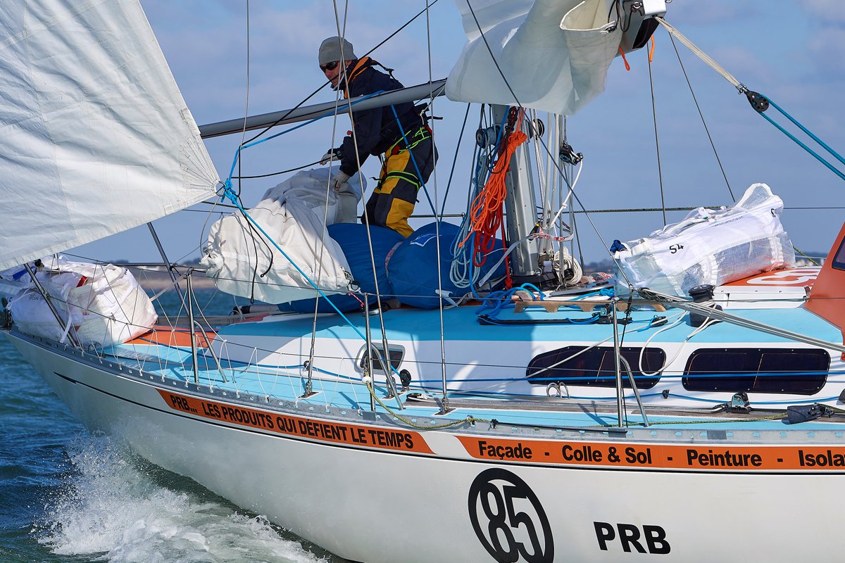 Philippe_Peche's tweet photo. Supporter des Bleus même au milieu de l'Atlantique ! Message de Philippe ce matin : 85 ALL GOOD TOUT VA BIEN A BORD ALLEZ LES BLEUS...Position: 21' 52.982 N 019' 12.187 W at 09:24 UTC ⚽️🇫🇷 Toujours en tête de la flotte au large de la Mauritanie #GGR #gopepeche https://t.co/Na21kutmTA