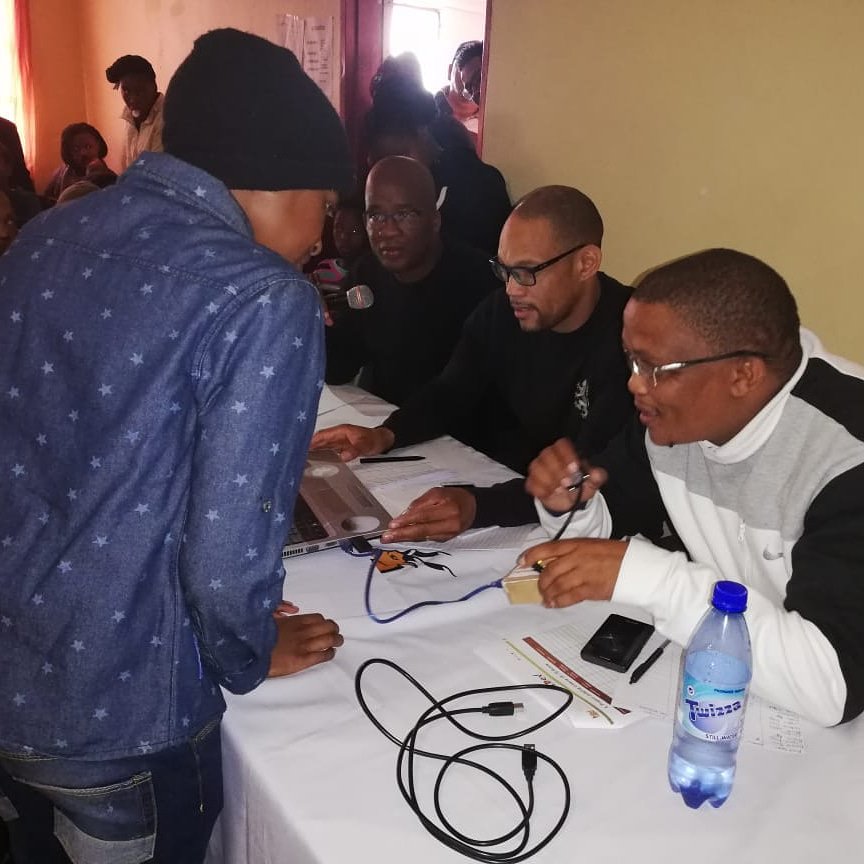 TiyaniTee's tweet photo. #gkVacWork Prieska Finale: Youngsters show their applications to the judges. Their solutions had to have social impact and make business-sense.
#NCYouthinnovation #FutureGeeks #GreenTech @NCDevEco @Geekulcha https://t.co/0iJgm6Funw